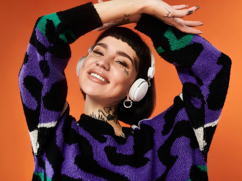 Від елегантних кардиганів до "бабусиних" пуловерів. Сім наймодніших светрів зими 2025–2026