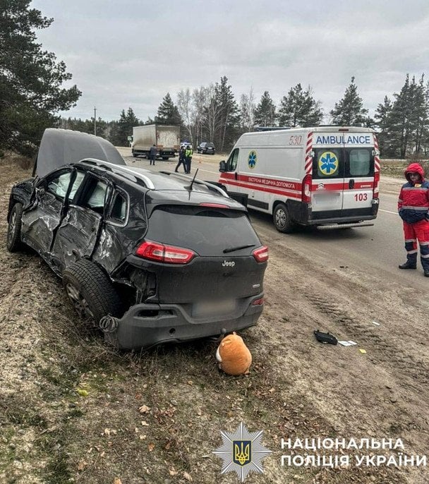 На Київщині позашляховик влетів у вантажівку: загинула дитина