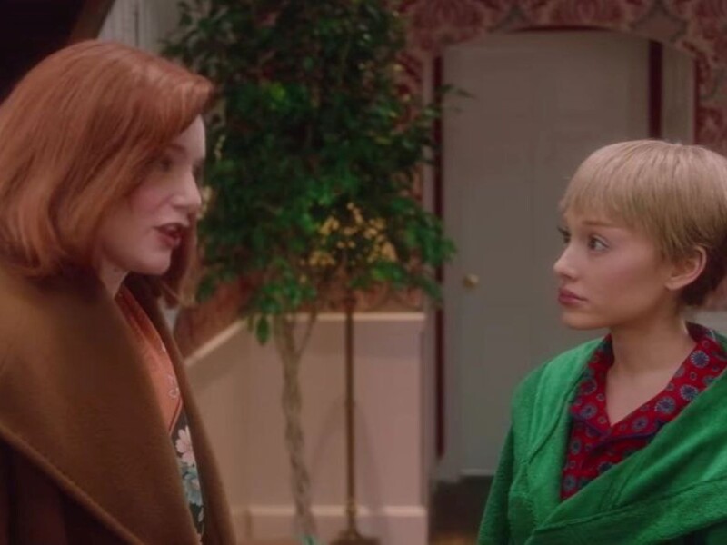 Гранде показала нову версію "Сам удома", де відрізають руки й шматують голову. Відео