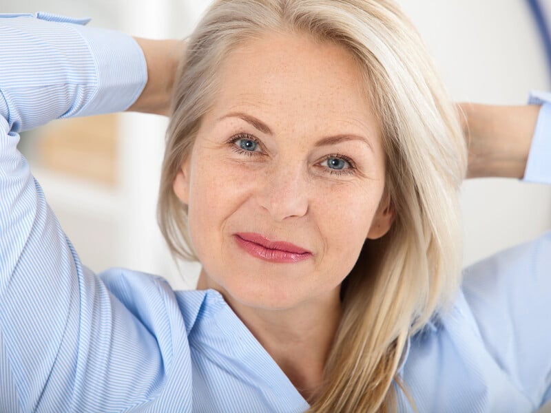 Ці поради допоможуть жінкам після 50 визначитися із зачіскою. Стилісти розкрили головні секрети