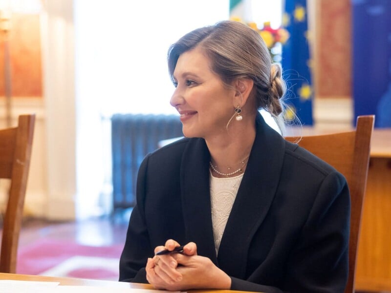 У вузьких штанах і піджаку із золотими ґудзиками. У мережі показали нове фото Зеленської, яка стала стрункішою У вузьких штанах і піджаку із золотими ґудзиками. У мережі показали нове фото Зеленської, яка стала стрункішою