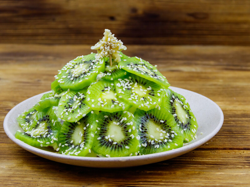 Дуже смачний салат із куркою й ківі. Рецепт до святкового столу