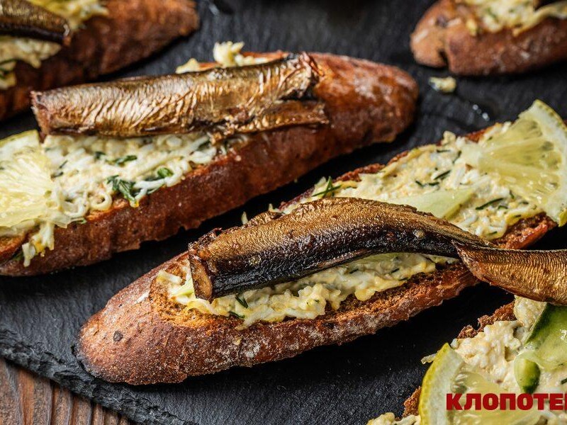 Бутерброди зі шпротами вийдуть набагато смачнішими, якщо подасте їх із цією намазкою. Цікавий рецепт