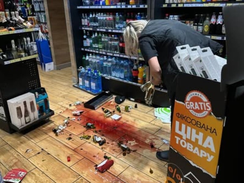 "Зламані носи, струс мозку, забої ребер". Ансамбль "Гуцулія" заявив про напад на артистів на заправці