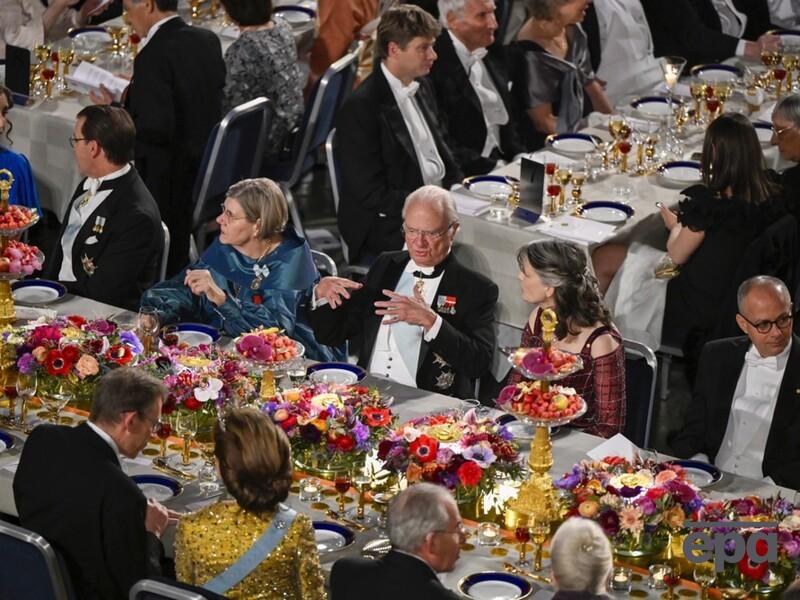 Багато їжі, Меркель і кронпринцеса, яка збиває дрони. Найяскравіші моменти вручення Нобелівської премії