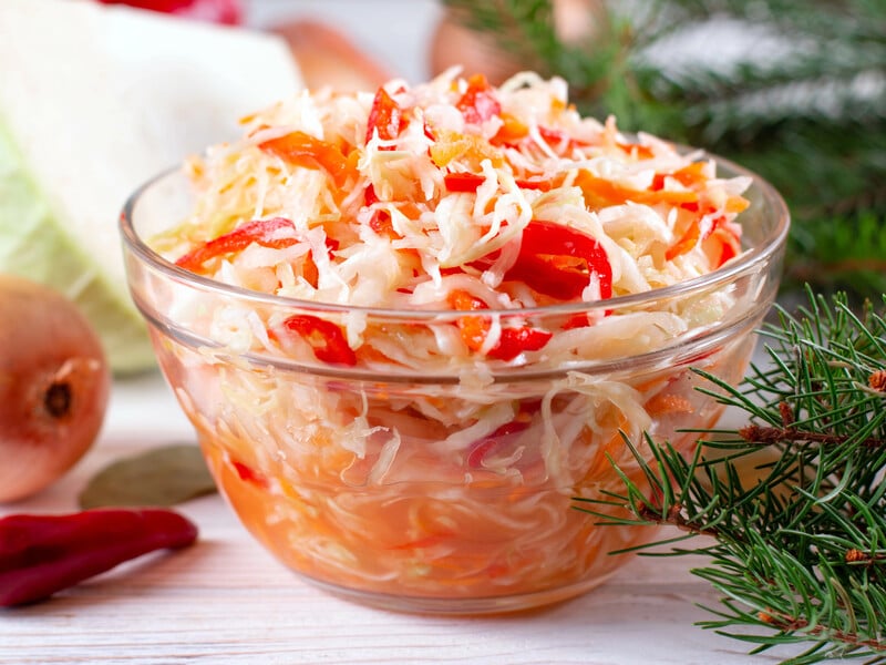 Додайте це до квашеної капусти – й отримаєте найкращий салат на гарнір. Рецепт за кілька кроків
