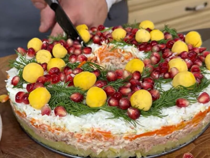 Приготуйте для святкового столу салат "Мімоза" – він готується просто, але має вишуканий вигляд. Рецепт