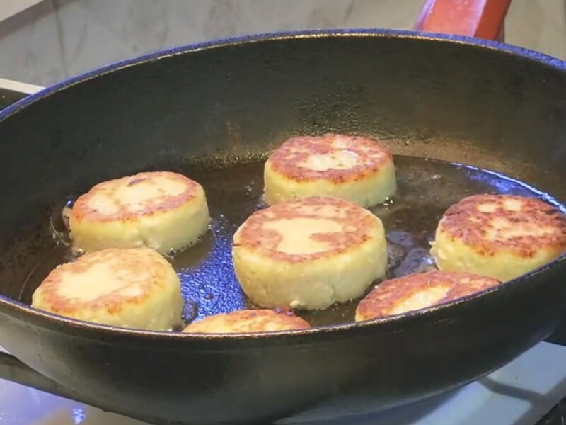 Приготуйте ці ідеальні сирники – високі, рум'яні та неймовірно смачні. Рецепт Приготуйте ці ідеальні сирники – високі, рум'яні та неймовірно смачні. Рецепт