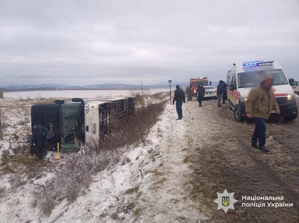 На Прикарпатті перекинувся пасажирський автобус: є загиблий та поранені