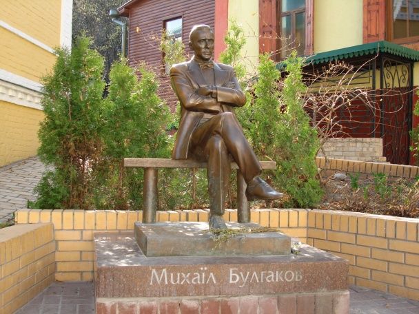 На Андріївському узвозі в Києві демонтують скандальний пам’ятник - деталі