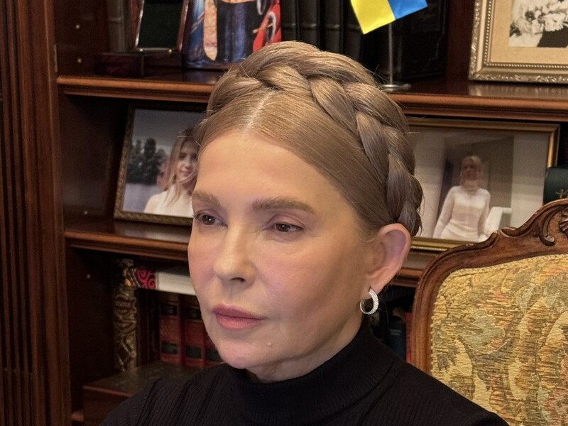 Тимошенко, яка часто експериментує із зачісками, прийшла на зустріч без коси. Фото