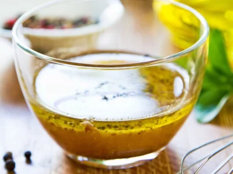 Змішайте це з медом – й отримаєте ніжний соус, який підійде для будь-якого салату. Рецепт