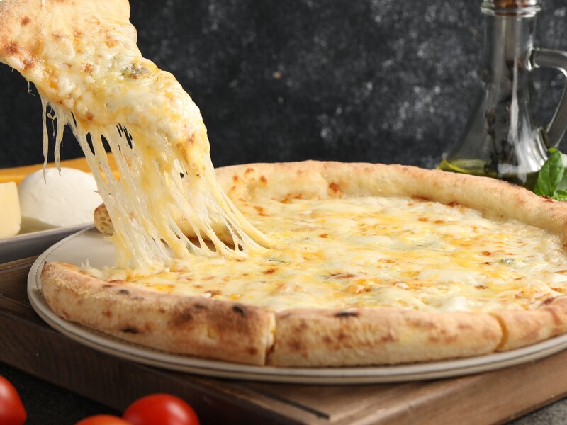 Сирна піца за цим простим рецептом буде схожою на ту, яку їв Кевін у "Сам удома", – приготуйте її