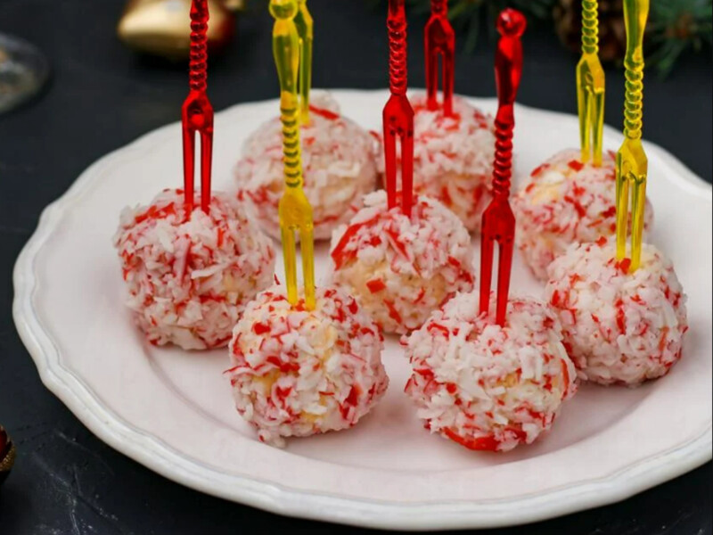 Сформуйте кульки з маси із крабових паличок – і отримаєте найсмачнішу закуску. Швидкий рецепт