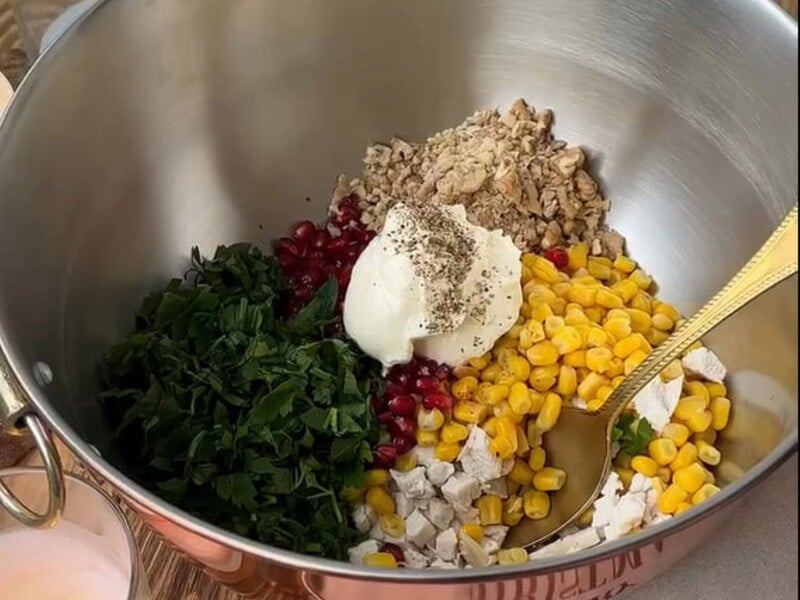 Цей чудовий салат для святкового столу готується дуже швидко. Рецепт із п'яти простих продуктів