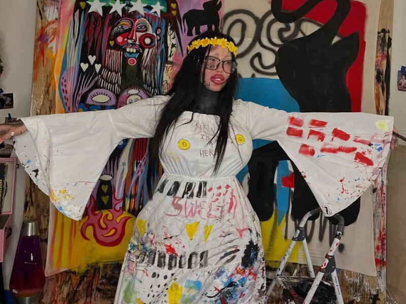 33-річну модель, яка після вибуху імпланта залишилася з однією груддю, виявили мертвою на паркуванні