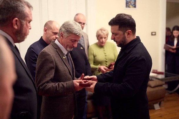 Зеленський у Дубліні вручив нагороди родинам ірландських військових, які загинули за Україну (фото) Зеленський у Дубліні вручив нагороди родинам ірландських військових, які загинули за Україну (фото)