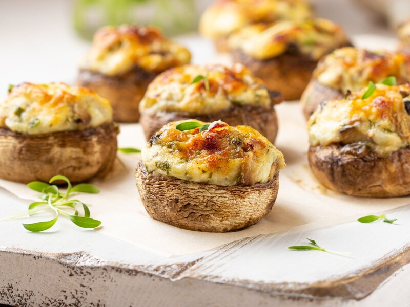 "Ідеальна закуска до свят". Печериці, фаршировані крабовими паличками. Простий рецепт смачної страви