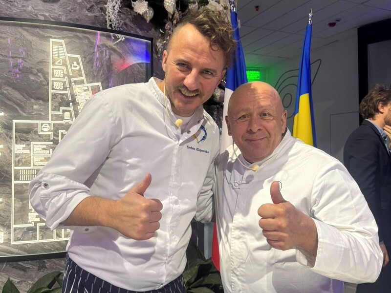 "Він цю ідею забрав із собою у Францію". Клопотенко навчив володаря трьох зірок Мішлен готувати кутю "Він цю ідею забрав із собою у Францію". Клопотенко навчив володаря трьох зірок Мішлен готувати кутю