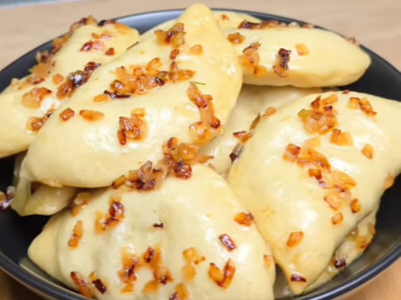 Приготуйте ці неймовірно пухкі й смачні вареники на пару. Рецепт тіста й начинки зі шкварками