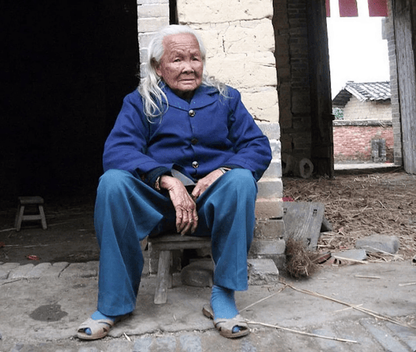 Бабуся "воскресла" з труни після тижня "смерті" і налякала сусідів