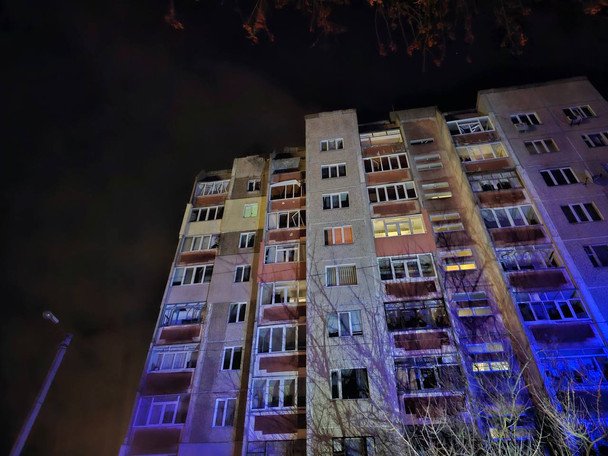 У Чернігові безпілотник РФ влучив у багатоповерхівку: перші подробиці