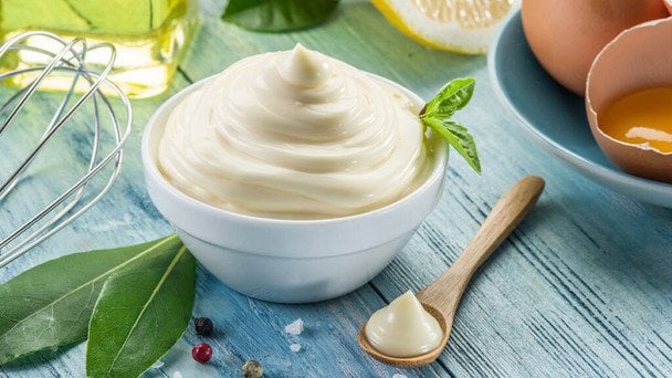 Чим замінити майонез в шубі та в іших салатах: 5 здорових, смачних заправок для салатів