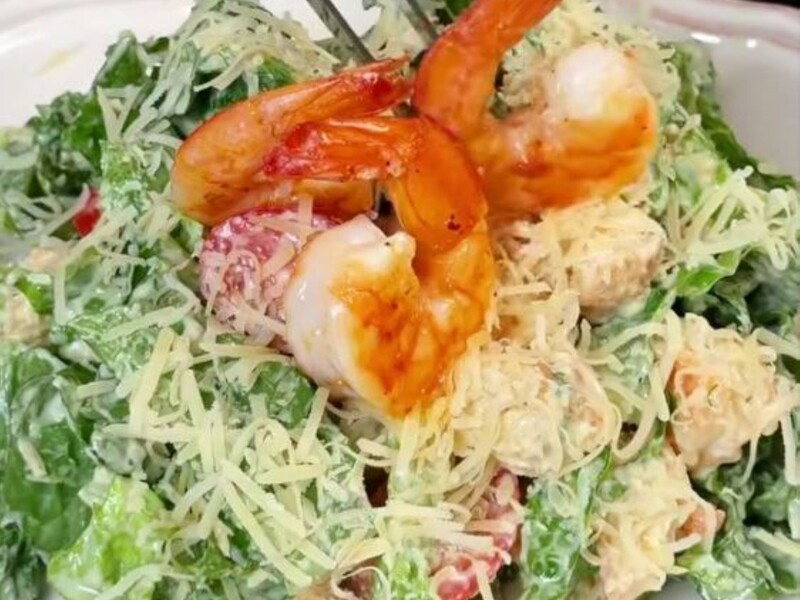 Цей соус зробить салат зі звичайних продуктів божественним. Перевірений рецепт