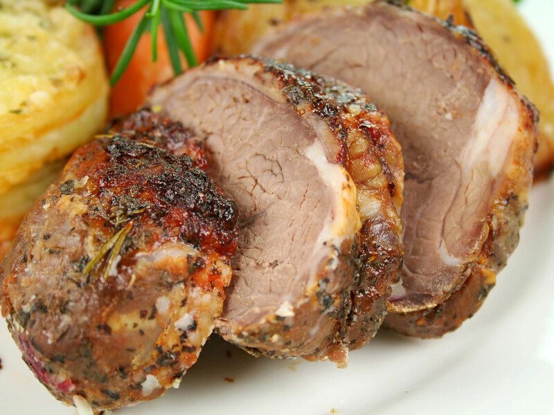 Просто покладіть це до мʼяса, запечіть – і отримаєте дуже смачну й соковиту страву. Рецепт на свята