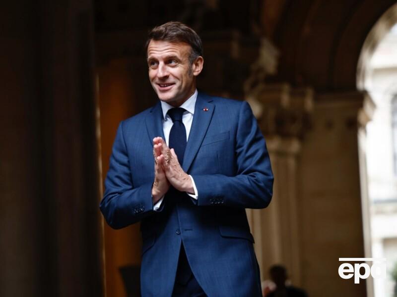 Таємний роман, фокуси й чутки про те, що "може спокусити навіть офісне крісло". П'ять фактів про Макрона