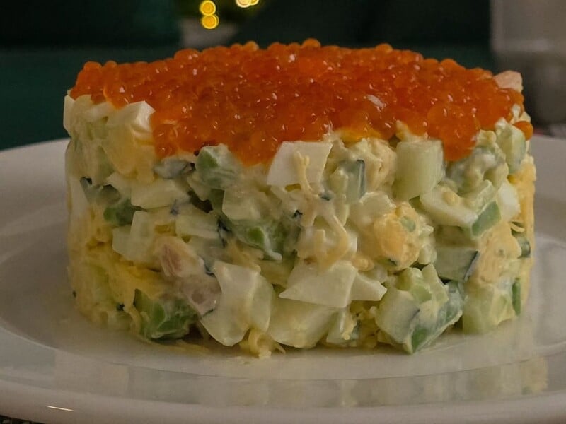 Додайте у святкове меню цей божественний салат з авокадо і креветками. Рецепт без заморочок