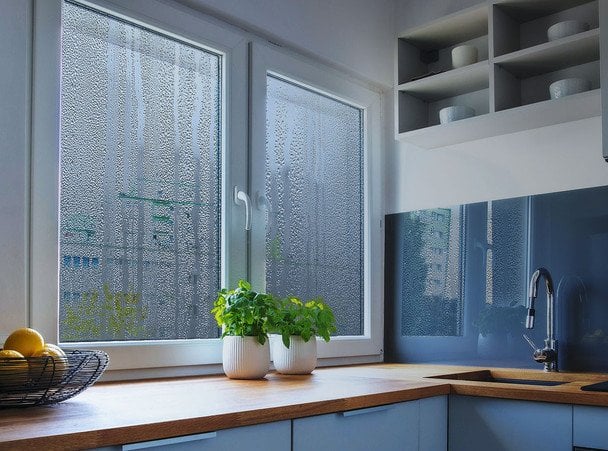 Конденсат на вікнах — що робити: допоможе копійчаний спосіб