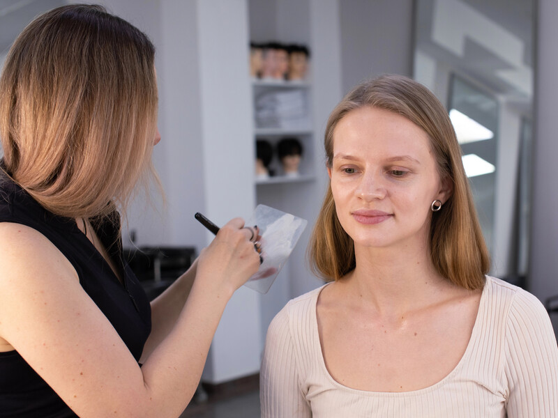 Змочіть цим ватяний диск – і сліди від тонального крему зникнуть без прання. Лайфхак