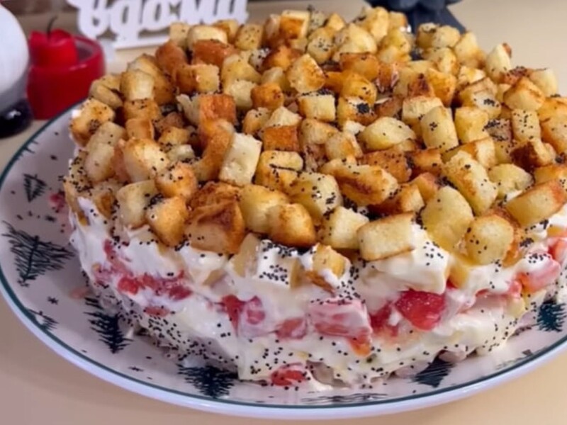 Для цього салату знадобляться мак і ароматні сухарики. Рецепт святкової страви з неймовірним смаком