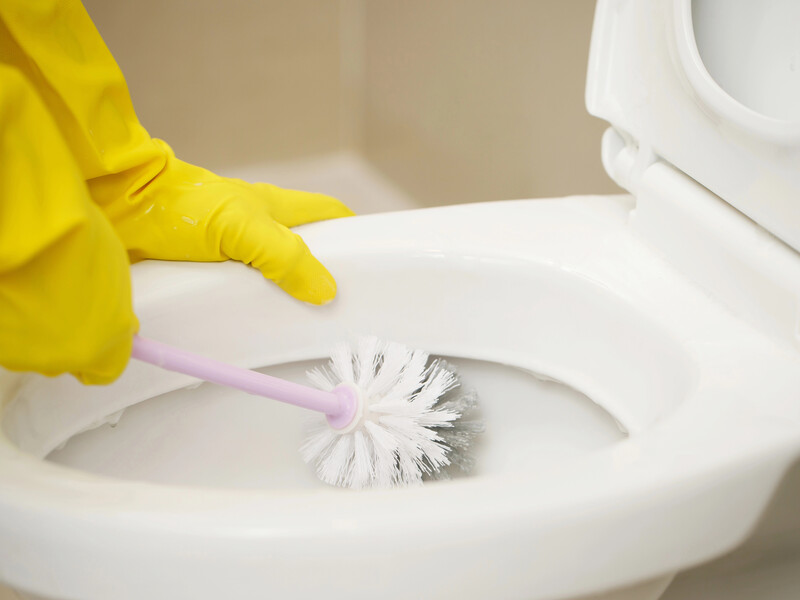 Нанесіть це на серветку – й вапняний наліт відвалиться сам. Побутовий лайфхак для чистого унітазу