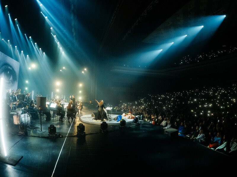 "Стадіон, так стадіон", сенсаційна заява і дві години зі світлом. Як минув концерт бандуристки Круть
