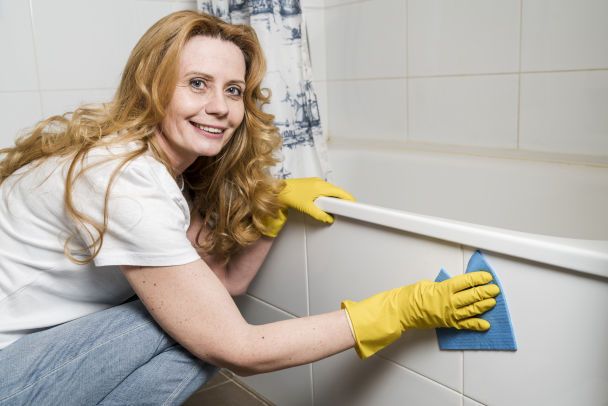 Жовтий наліт зникне з ванни за 10 хвилин: допоможе розчин із дешевим аптечним засобом