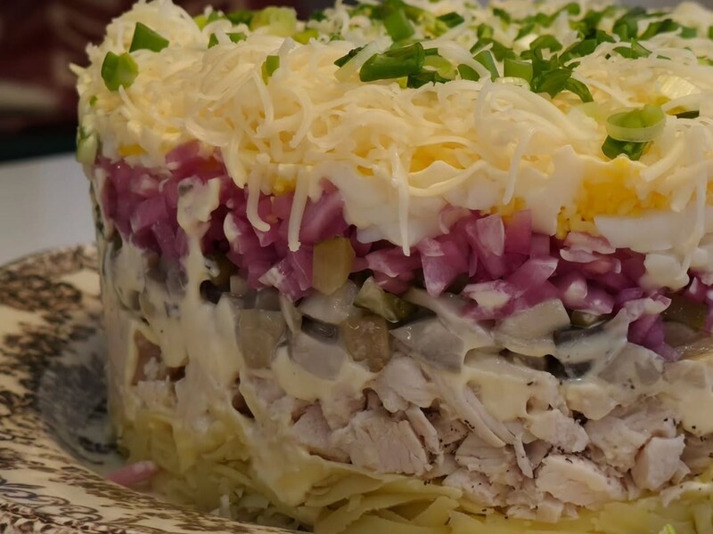 Викладіть шарами ці прості інгредієнти – і вийде чудовий салат для святкового меню. Рецепт