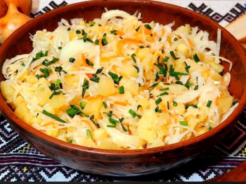 Змішайте квашену капусту із цим – і отримаєте божественний салат до вечері. Оригінальний варіант