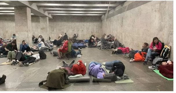 Що брати з собою у «підземку» та як поводитись під час обстрілів, розповіли в метрополітені