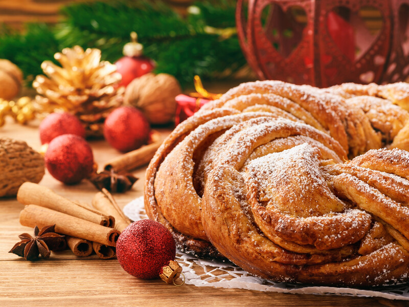 "Ароматний, ніжний, пухкий і солодкий". Різдвяний колач за рецептом Ярославського