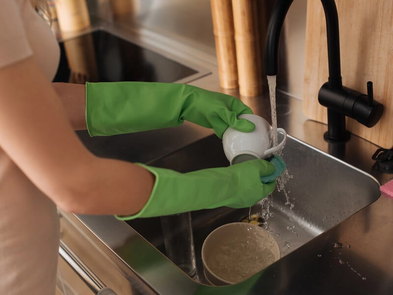 Досить однієї ложки цього засобу – і чайний наліт із чашок зникне