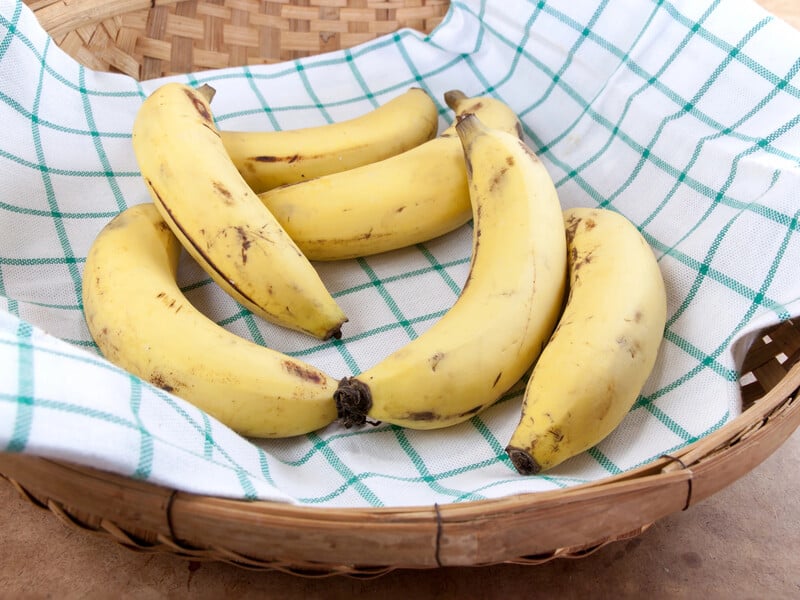 Обмотайте цим хвостики бананів – і фрукти не почорніють. Робочий лайфхак