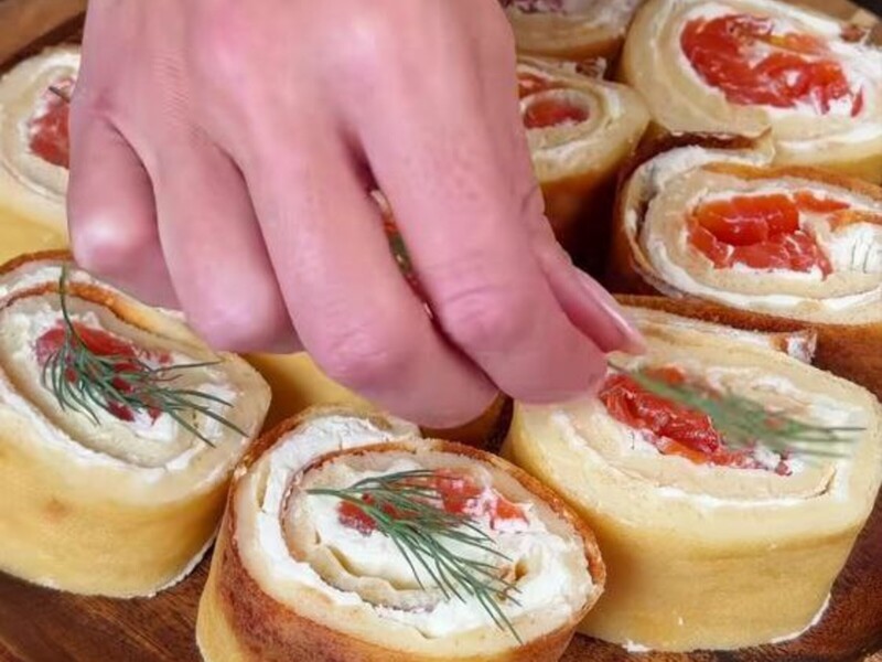 Загорніть таку начинку в яєчний млинець, щоб отримати дуже смачний рулет. Рецепт ситної страви