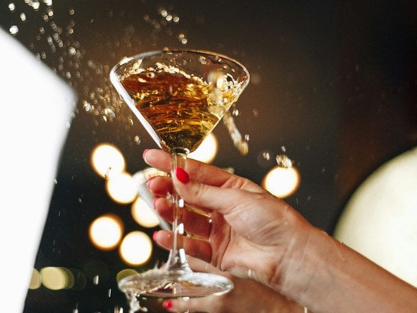 Як не зіпсувати святковий настрій: правила подавання шампанського, які знають сомельє