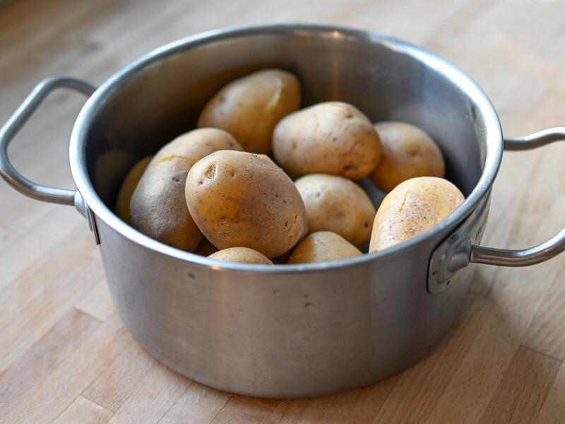 Загорніть у це картоплю – і вона буде готовою за п'ять хвилин. Як швидко приготувати овочі для салату