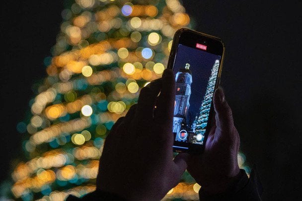 У Києві запалили вогні на головній новорічній ялинці країни: фото та відео
