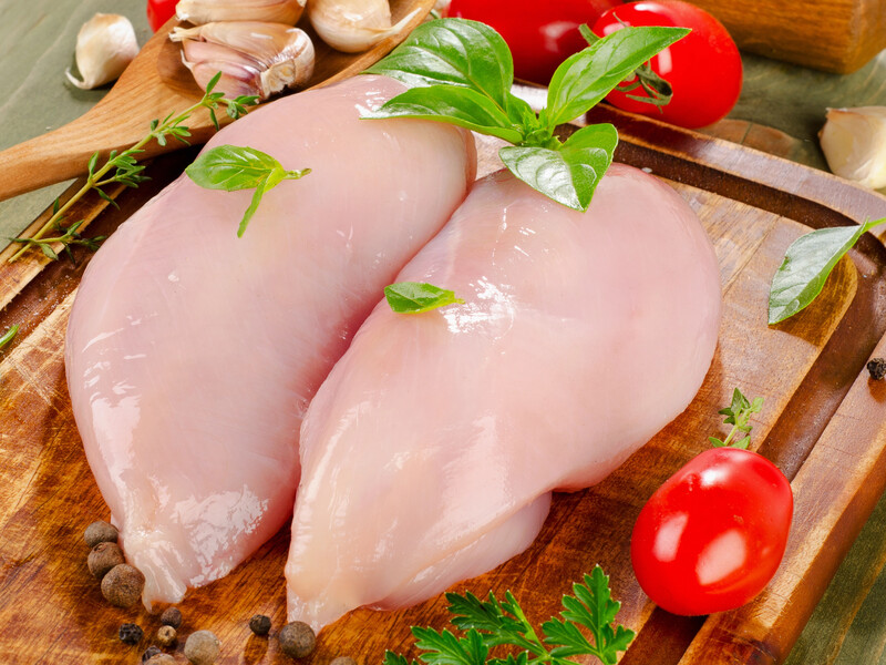 Додайте це у воду – і куряче філе вийде соковитим і ніжним. Простий секрет приготування