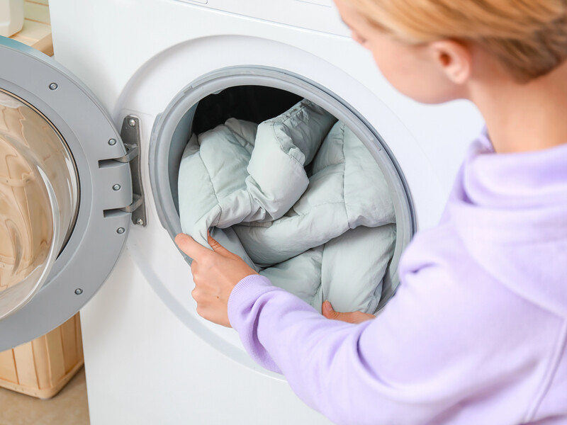 Скористайтеся цими простими порадами – і куртка під час прання не зіб'ється й не втратить форми