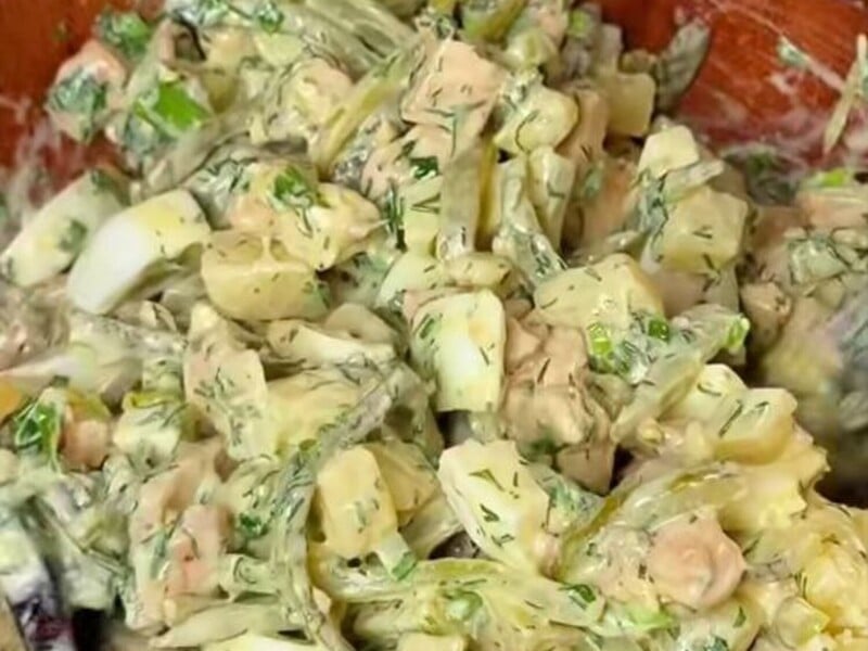 Цей простий салат може позмагатися з "Олів'є". Не забудьте приготувати його на свята!